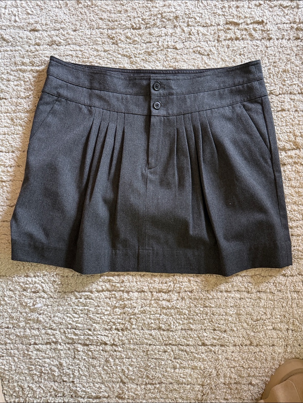 GAP Pleated Mini Skirt in Charcoal Gray - 4 Pockets - Size 12